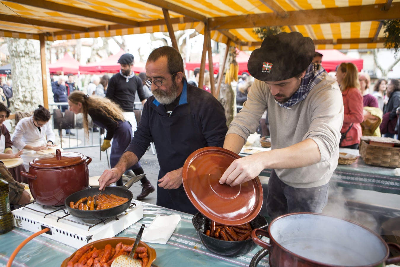 En la Plaza de Urdanibia se ha celebrado la tradicional feria de Santo Tomás con el concurso de Verduras, Animales y Miel y con la actuación de grupos de Dantza y Trikitixas.