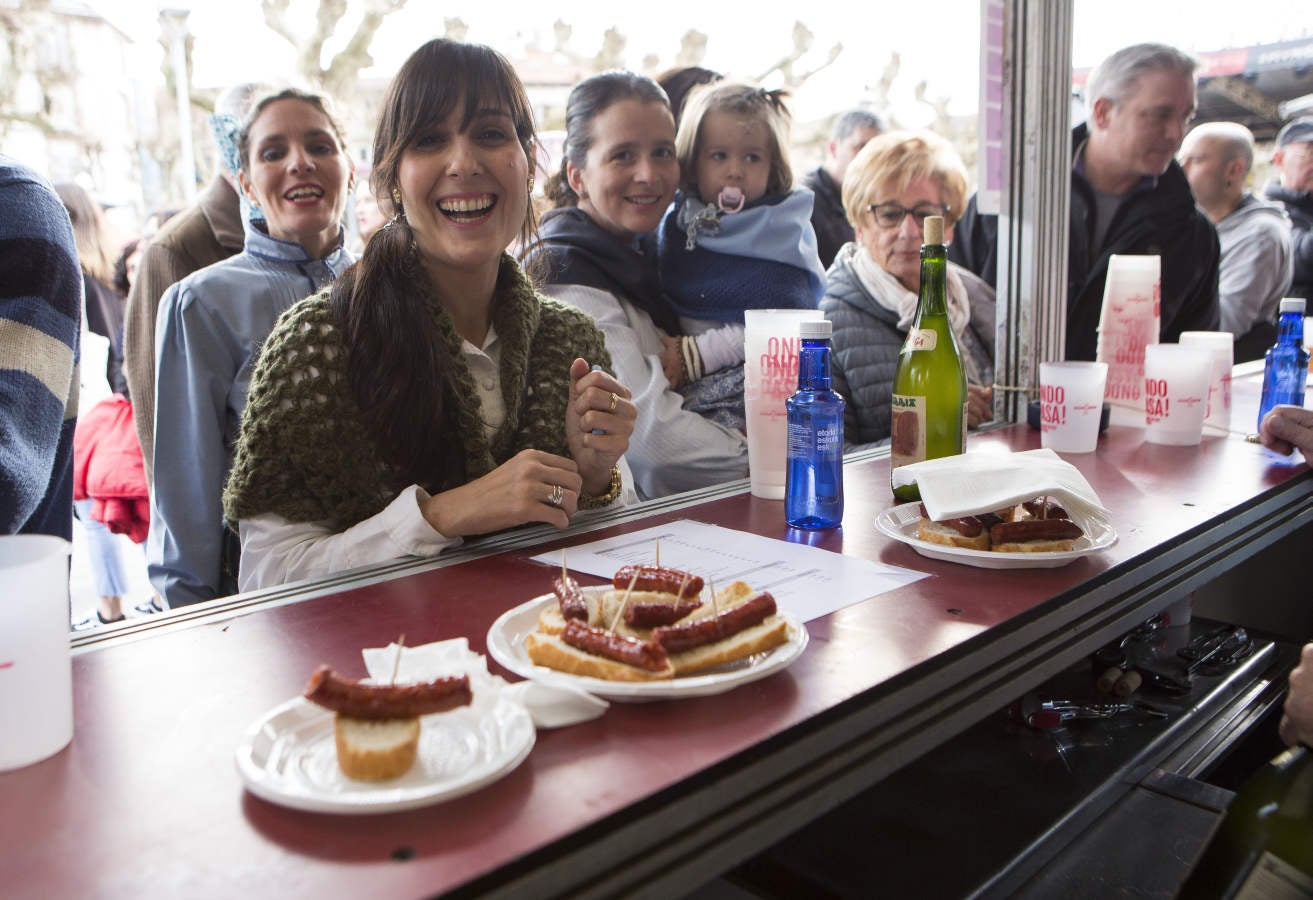 En la Plaza de Urdanibia se ha celebrado la tradicional feria de Santo Tomás con el concurso de Verduras, Animales y Miel y con la actuación de grupos de Dantza y Trikitixas.
