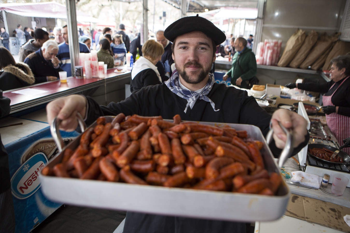 En la Plaza de Urdanibia se ha celebrado la tradicional feria de Santo Tomás con el concurso de Verduras, Animales y Miel y con la actuación de grupos de Dantza y Trikitixas.