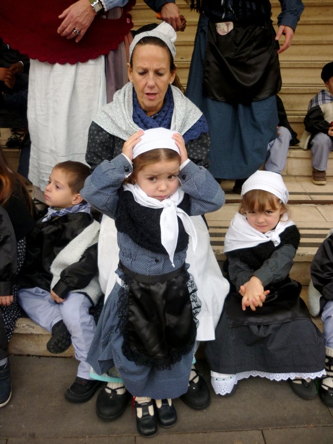 El carbonero anuncia, de este modo, su llegada con antelación gracias a una iniciativa puesta en marcha por el colegio público Karmengo Ama, que también ha planeado festejar su particular Santo Tomás en el patio de recreo y, lo más importante, en familia.