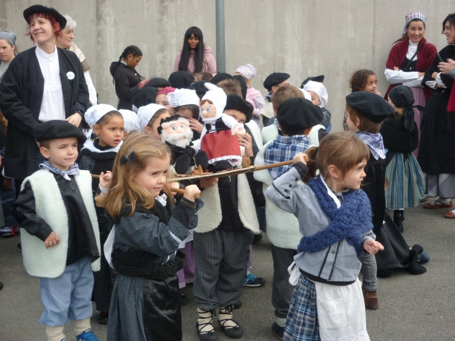 El carbonero anuncia, de este modo, su llegada con antelación gracias a una iniciativa puesta en marcha por el colegio público Karmengo Ama, que también ha planeado festejar su particular Santo Tomás en el patio de recreo y, lo más importante, en familia.