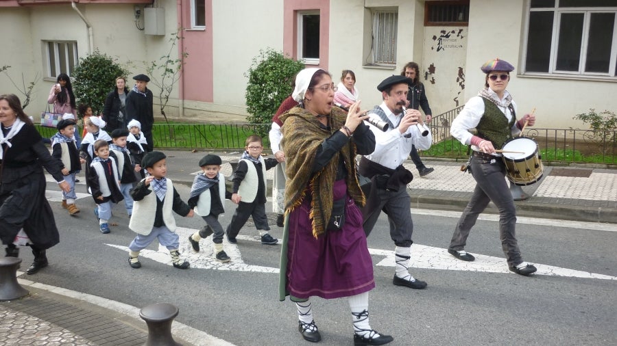 El carbonero anuncia, de este modo, su llegada con antelación gracias a una iniciativa puesta en marcha por el colegio público Karmengo Ama, que también ha planeado festejar su particular Santo Tomás en el patio de recreo y, lo más importante, en familia.