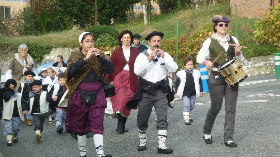 El carbonero anuncia, de este modo, su llegada con antelación gracias a una iniciativa puesta en marcha por el colegio público Karmengo Ama, que también ha planeado festejar su particular Santo Tomás en el patio de recreo y, lo más importante, en familia.