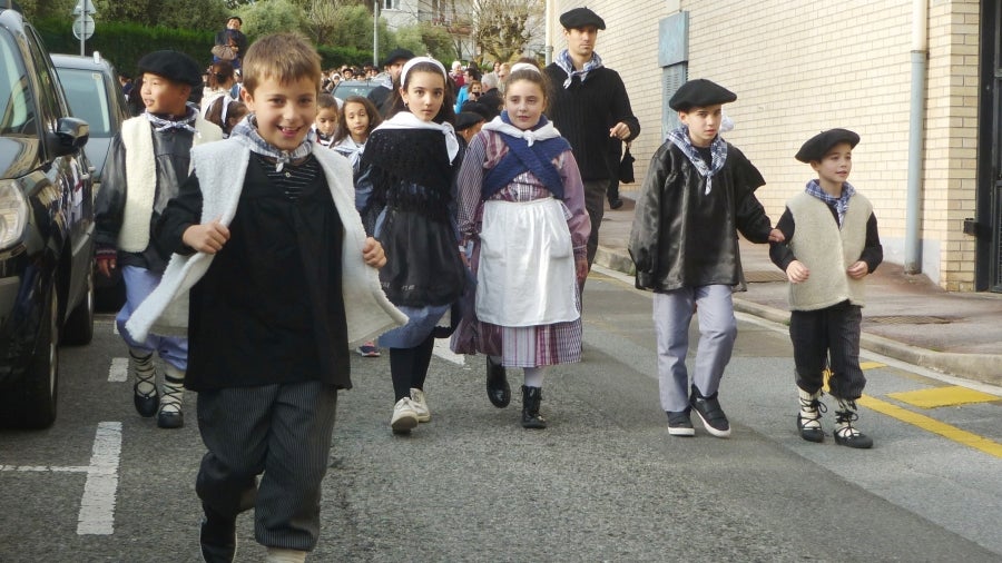 El carbonero anuncia, de este modo, su llegada con antelación gracias a una iniciativa puesta en marcha por el colegio público Karmengo Ama, que también ha planeado festejar su particular Santo Tomás en el patio de recreo y, lo más importante, en familia.