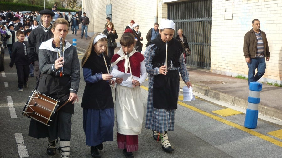 El carbonero anuncia, de este modo, su llegada con antelación gracias a una iniciativa puesta en marcha por el colegio público Karmengo Ama, que también ha planeado festejar su particular Santo Tomás en el patio de recreo y, lo más importante, en familia.