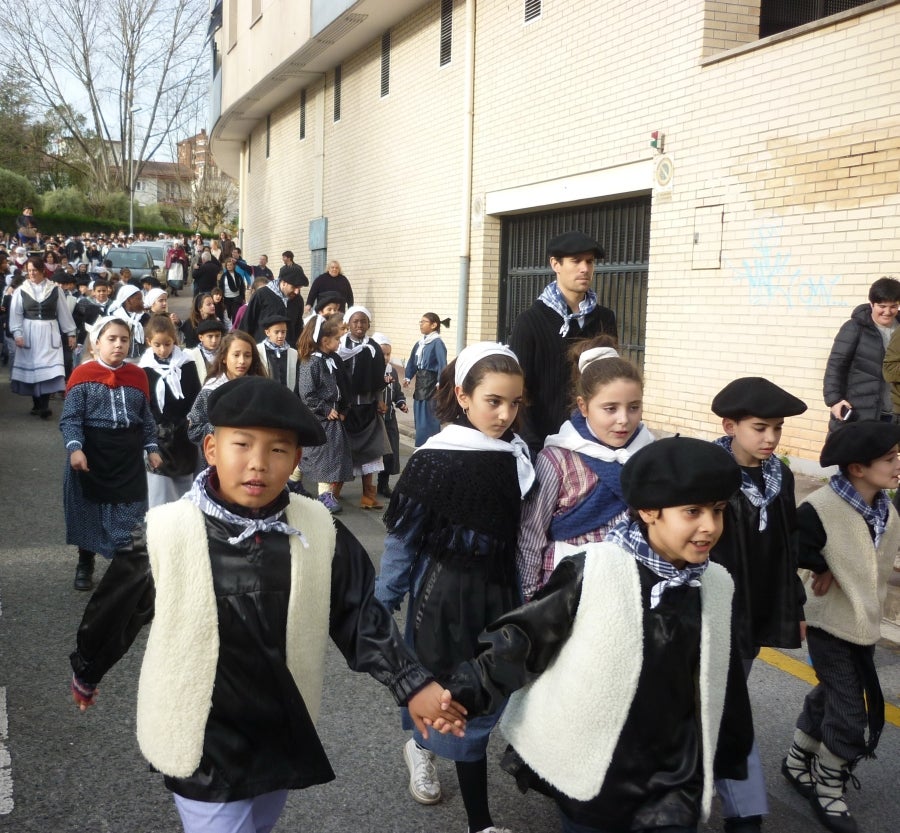 El carbonero anuncia, de este modo, su llegada con antelación gracias a una iniciativa puesta en marcha por el colegio público Karmengo Ama, que también ha planeado festejar su particular Santo Tomás en el patio de recreo y, lo más importante, en familia.