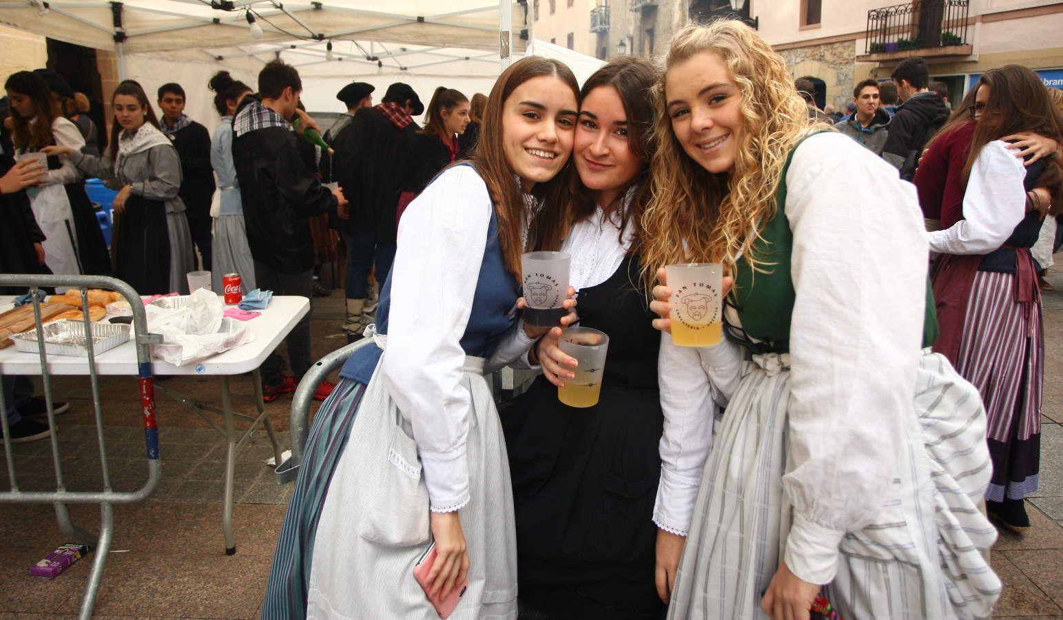 Gran ambiente por las calles de la localidad, donde ha reinado la txistorra y la sidra