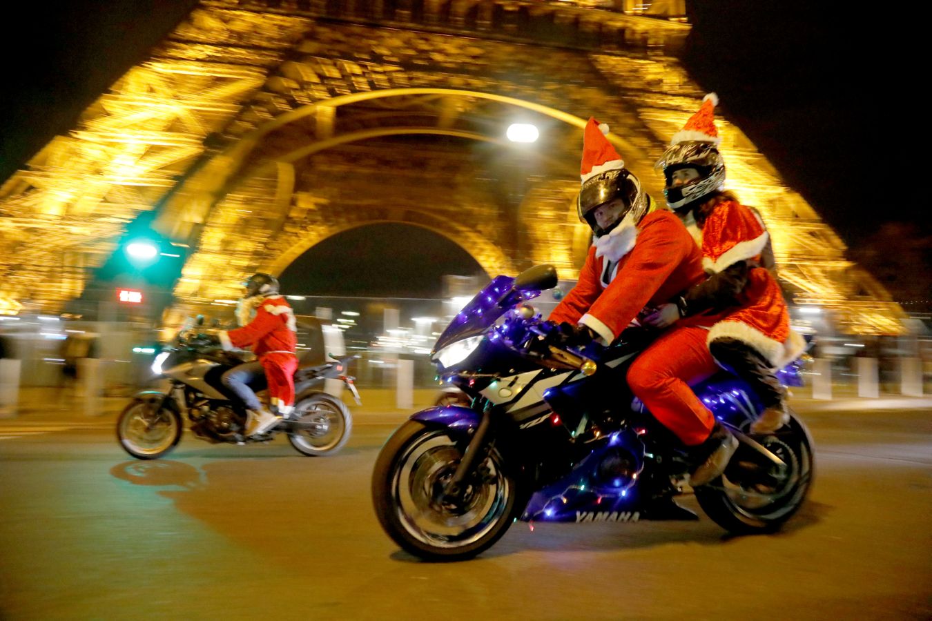 París acoge su anual 'Carabalade', la concentración de motoristas ataviados de Santa Claus