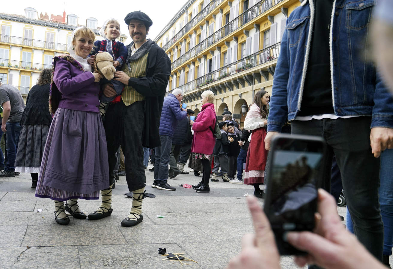 Gran ambiente en las calles de San Sebastián. Niños y mayores disfrutan de Día de Santo Tomás entre talos y txistorra.