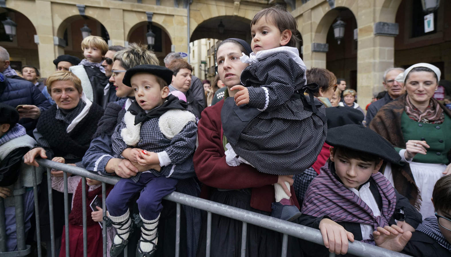 Gran ambiente en las calles de San Sebastián. Niños y mayores disfrutan de Día de Santo Tomás entre talos y txistorra.