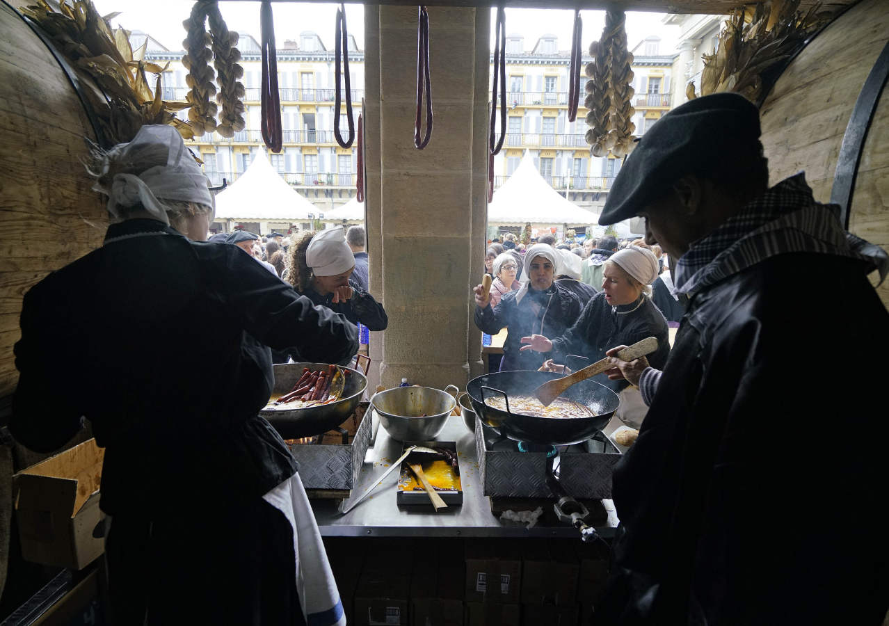 Gran ambiente en las calles de San Sebastián. Niños y mayores disfrutan de Día de Santo Tomás entre talos y txistorra.