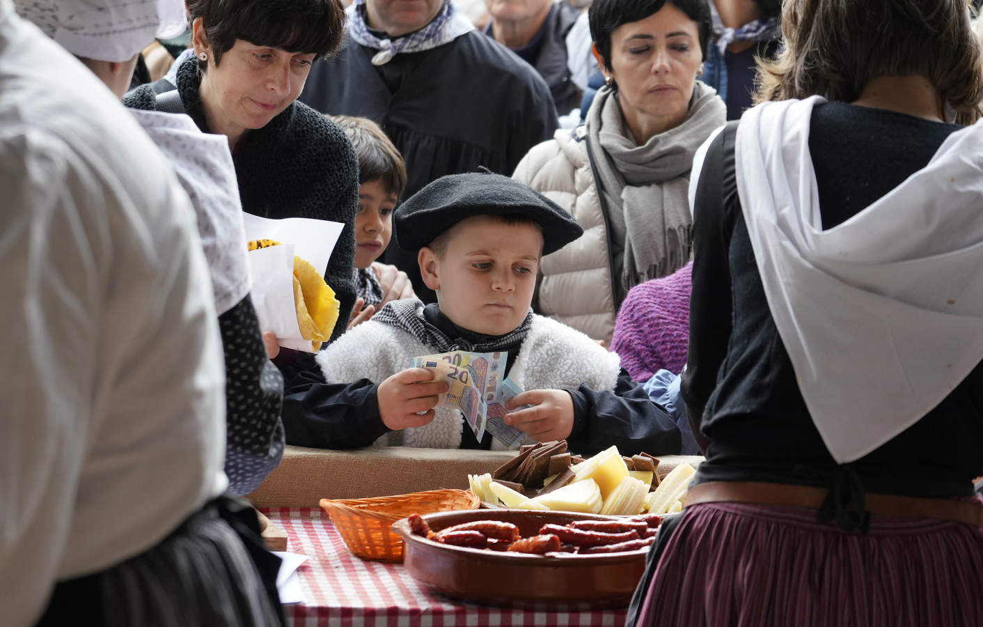 Gran ambiente en las calles de San Sebastián. Niños y mayores disfrutan de Día de Santo Tomás entre talos y txistorra.