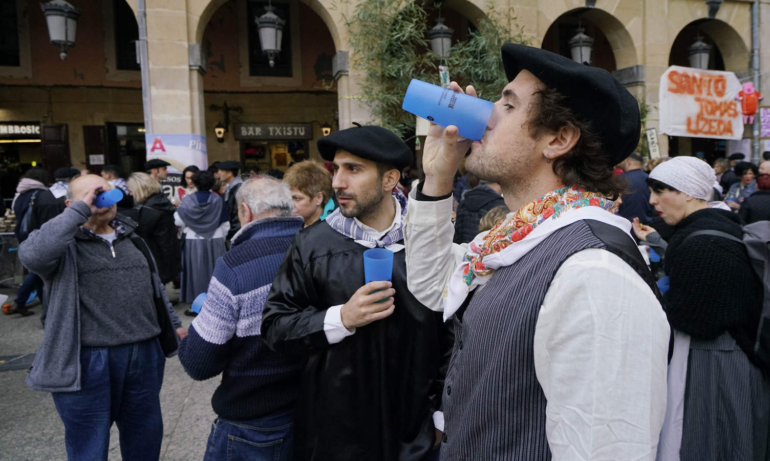 Gran ambiente en las calles de San Sebastián. Niños y mayores disfrutan de Día de Santo Tomás entre talos y txistorra.