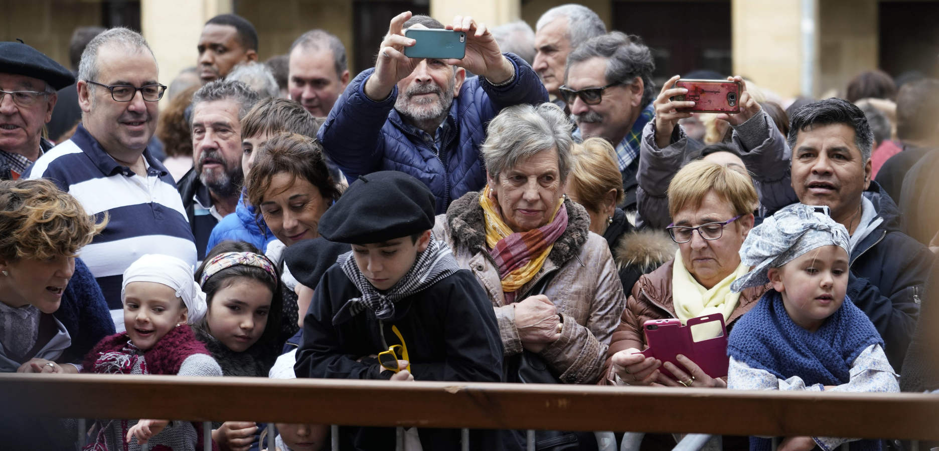 Gran ambiente en las calles de San Sebastián. Niños y mayores disfrutan de Día de Santo Tomás entre talos y txistorra.