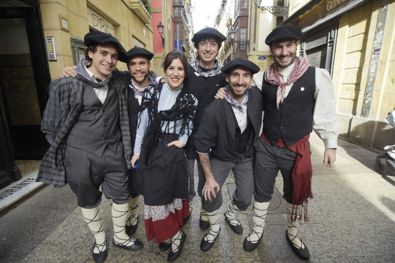 Gran ambiente en las calles de San Sebastián. Niños y mayores disfrutan de Día de Santo Tomás entre talos y txistorra.