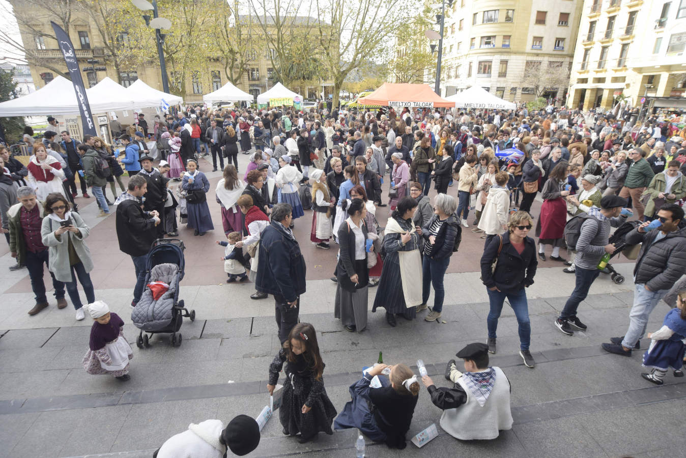 Gran ambiente en las calles de San Sebastián. Niños y mayores disfrutan de Día de Santo Tomás entre talos y txistorra.