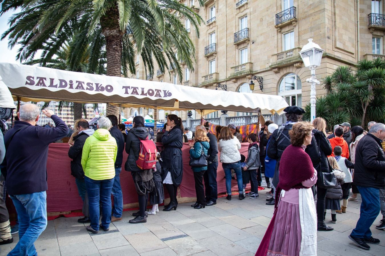 Gran ambiente en las calles de San Sebastián. Niños y mayores disfrutan de Día de Santo Tomás entre talos y txistorra.