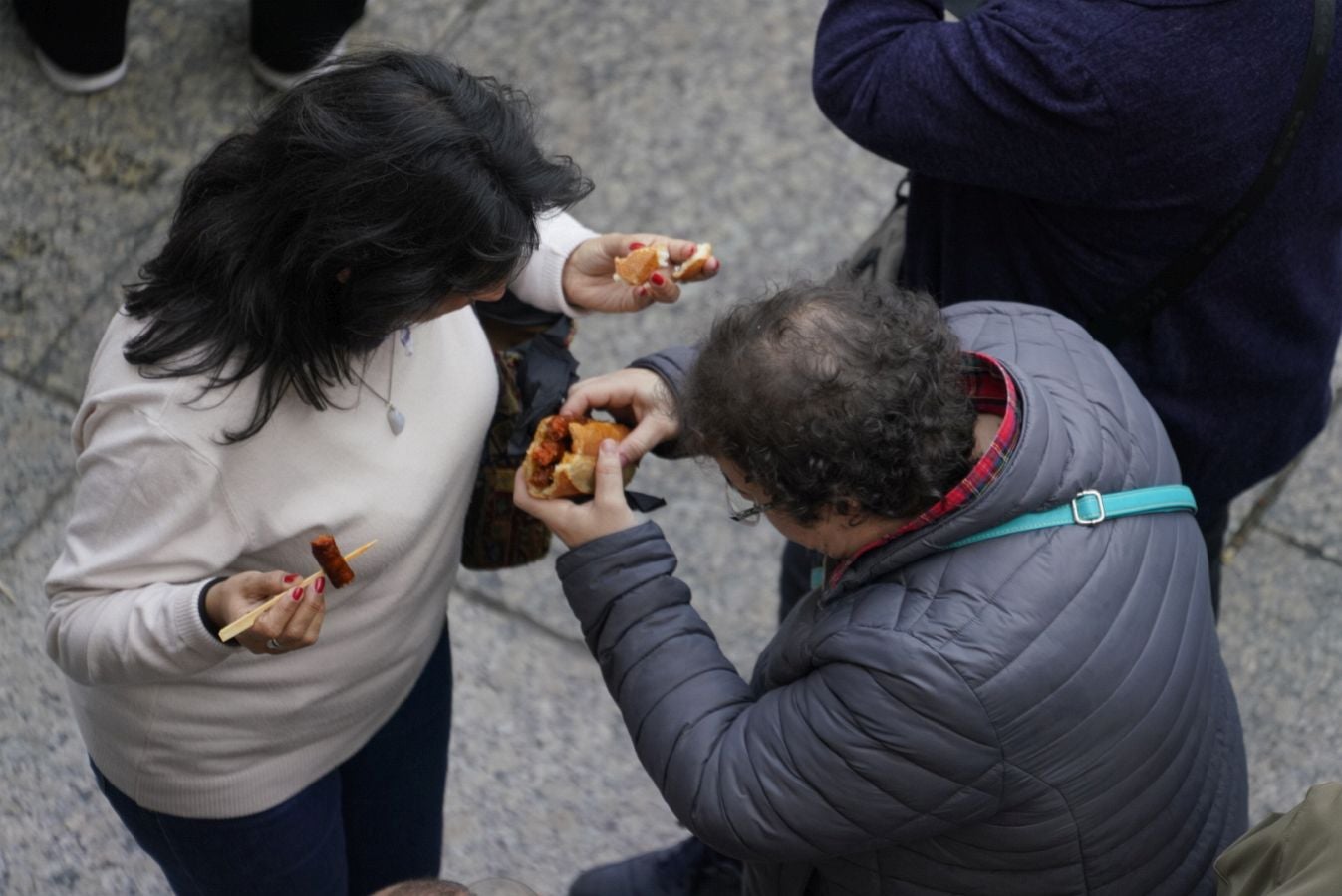 Gran ambiente en las calles de San Sebastián. Niños y mayores disfrutan de Día de Santo Tomás entre talos y txistorra.