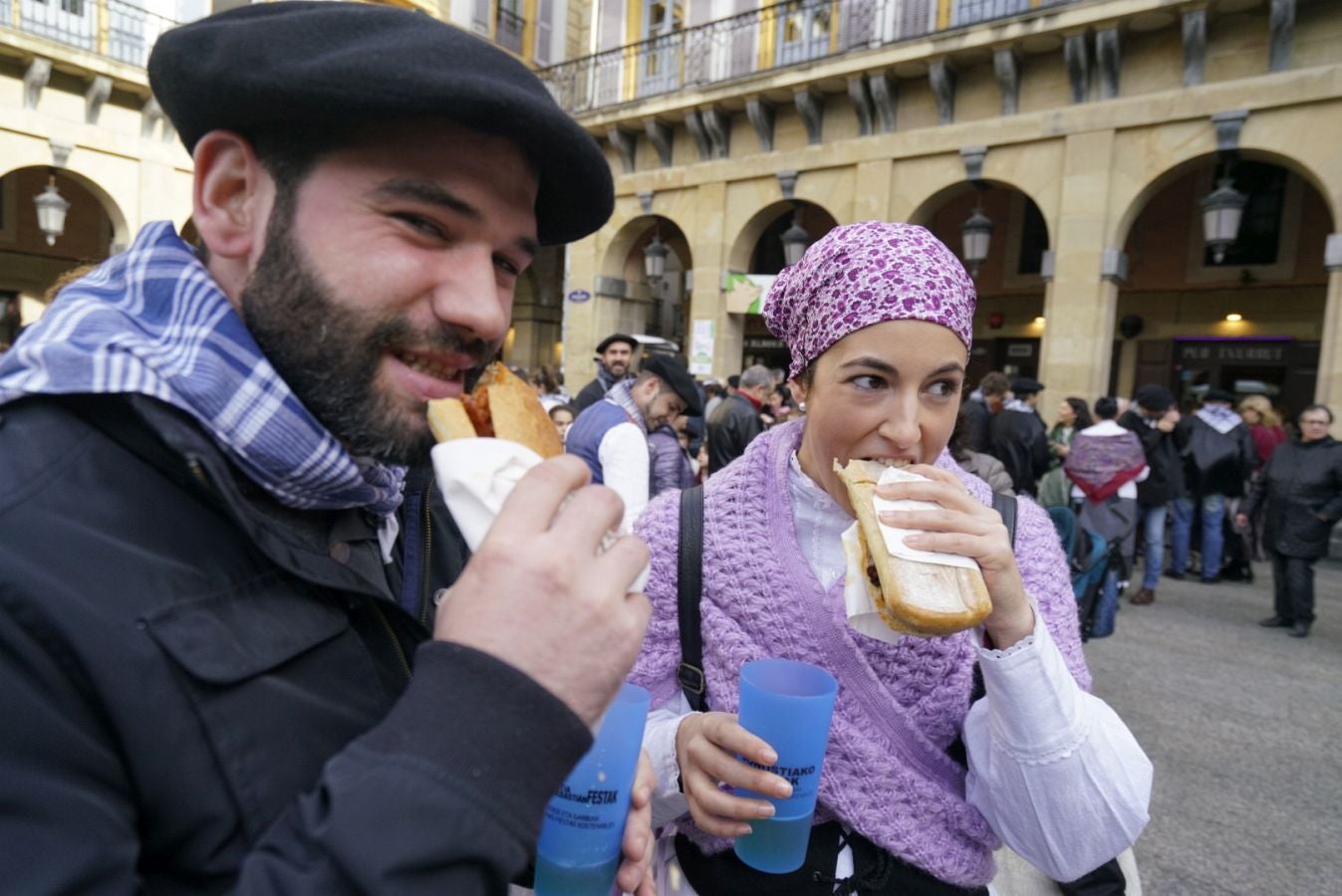 Gran ambiente en las calles de San Sebastián. Niños y mayores disfrutan de Día de Santo Tomás entre talos y txistorra.