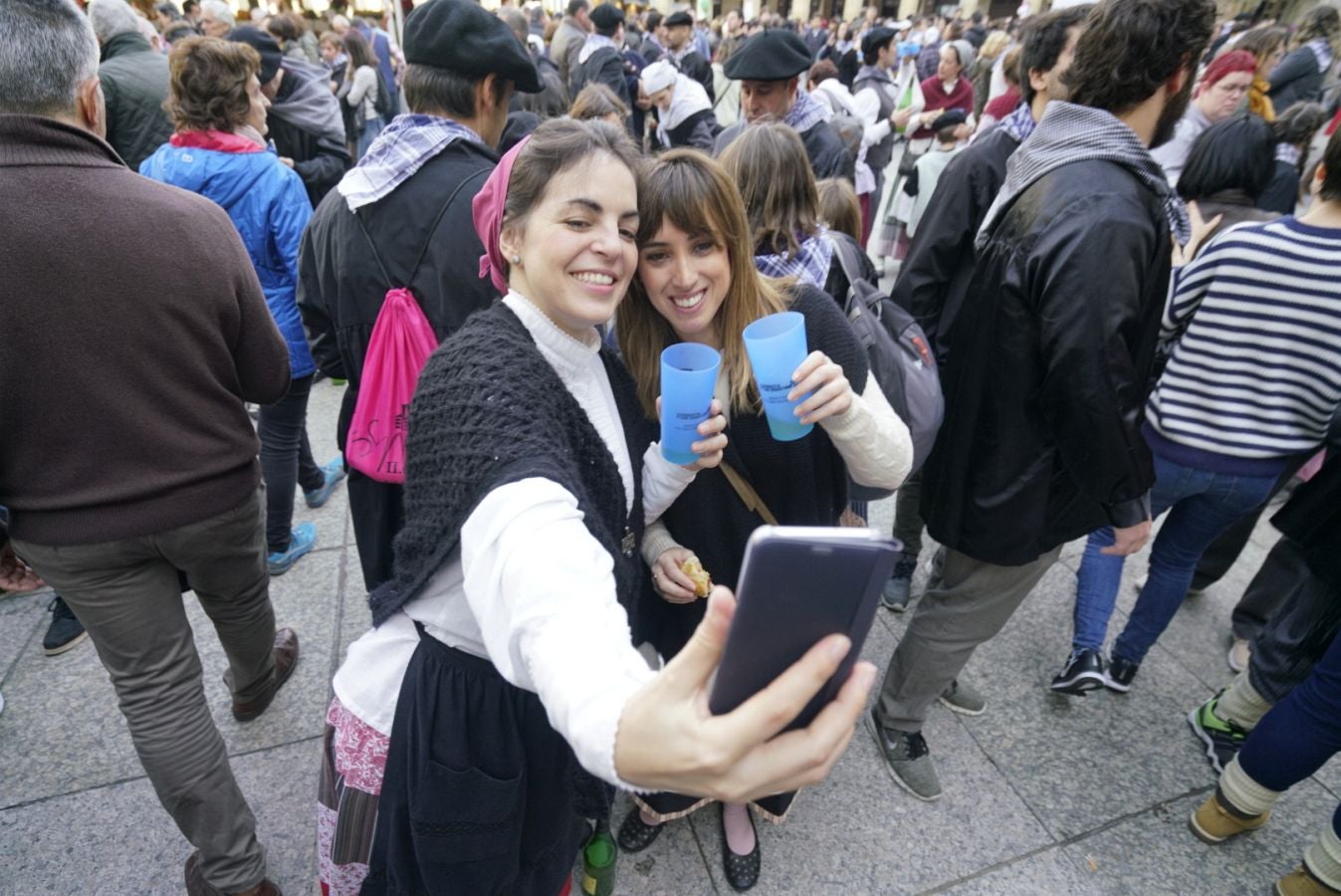 Gran ambiente en las calles de San Sebastián. Niños y mayores disfrutan de Día de Santo Tomás entre talos y txistorra.