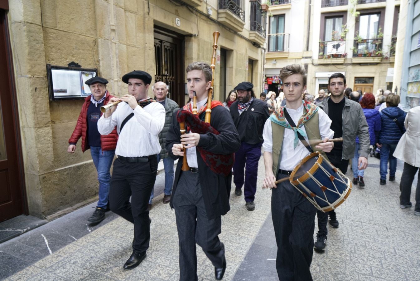 Gran ambiente en las calles de San Sebastián. Niños y mayores disfrutan de Día de Santo Tomás entre talos y txistorra.