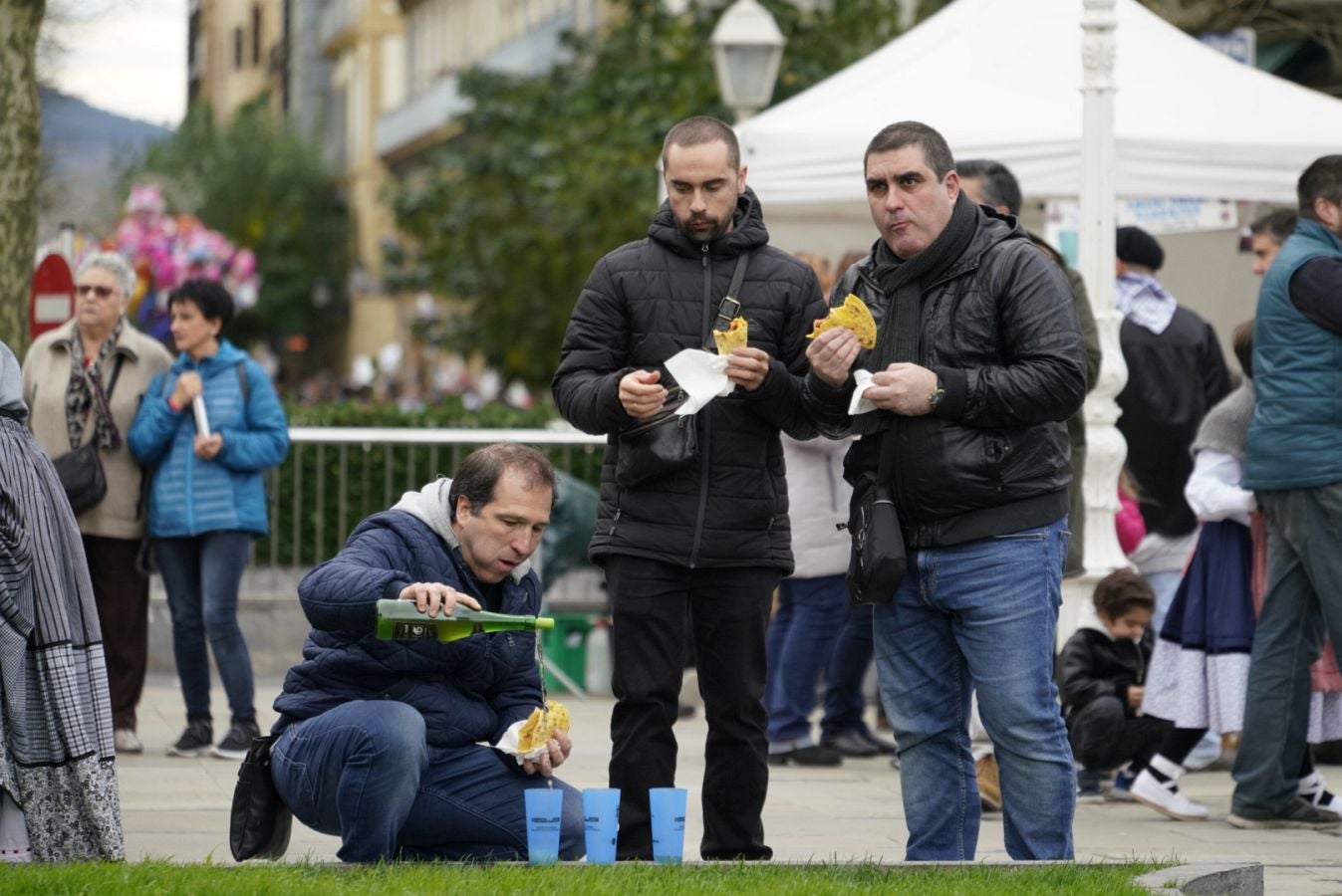 Gran ambiente en las calles de San Sebastián. Niños y mayores disfrutan de Día de Santo Tomás entre talos y txistorra.