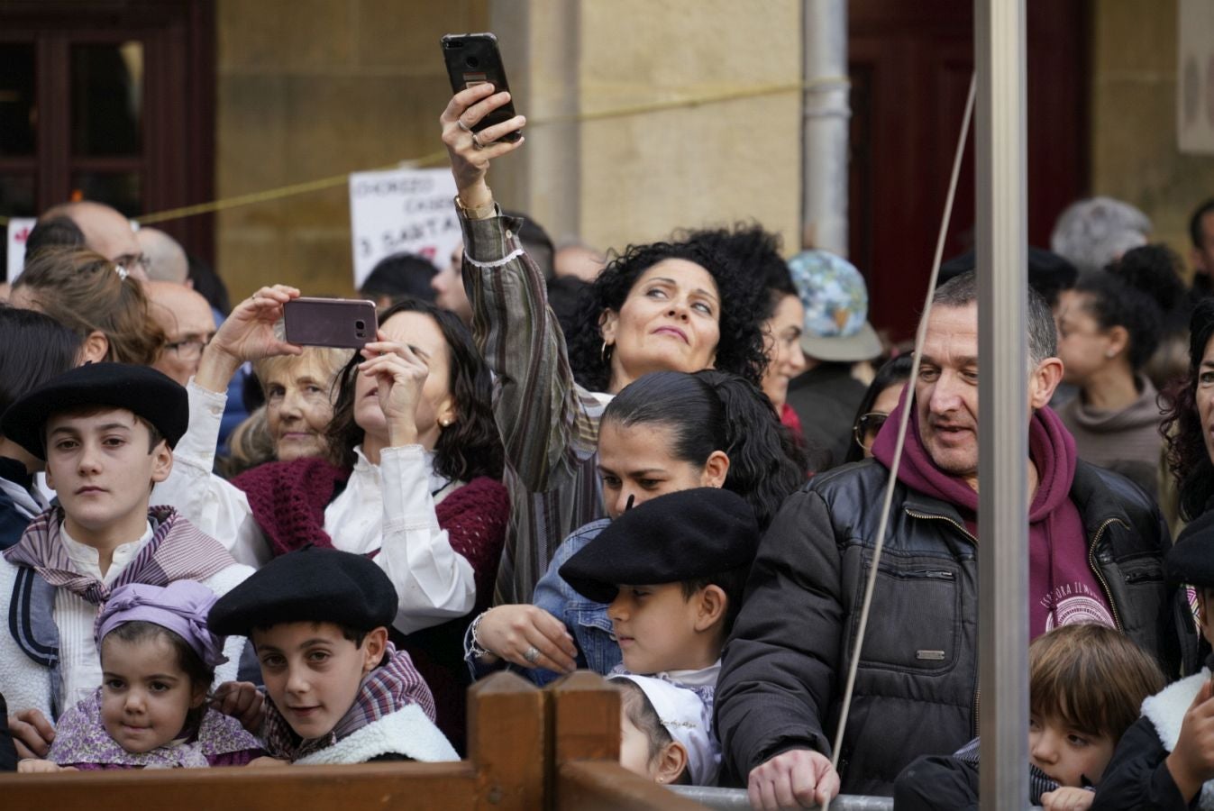 Gran ambiente en las calles de San Sebastián. Niños y mayores disfrutan de Día de Santo Tomás entre talos y txistorra.