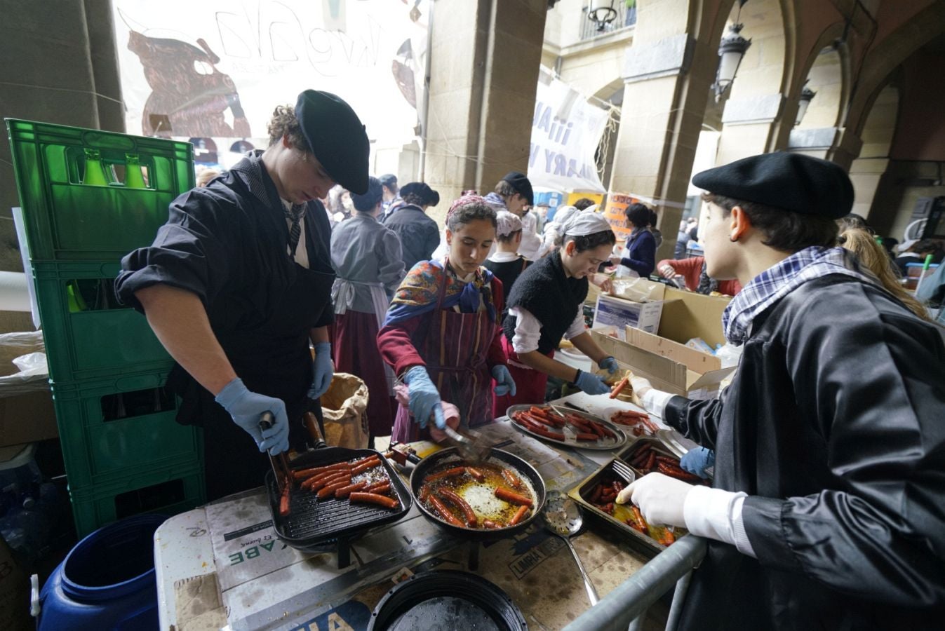 Gran ambiente en las calles de San Sebastián. Niños y mayores disfrutan de Día de Santo Tomás entre talos y txistorra.