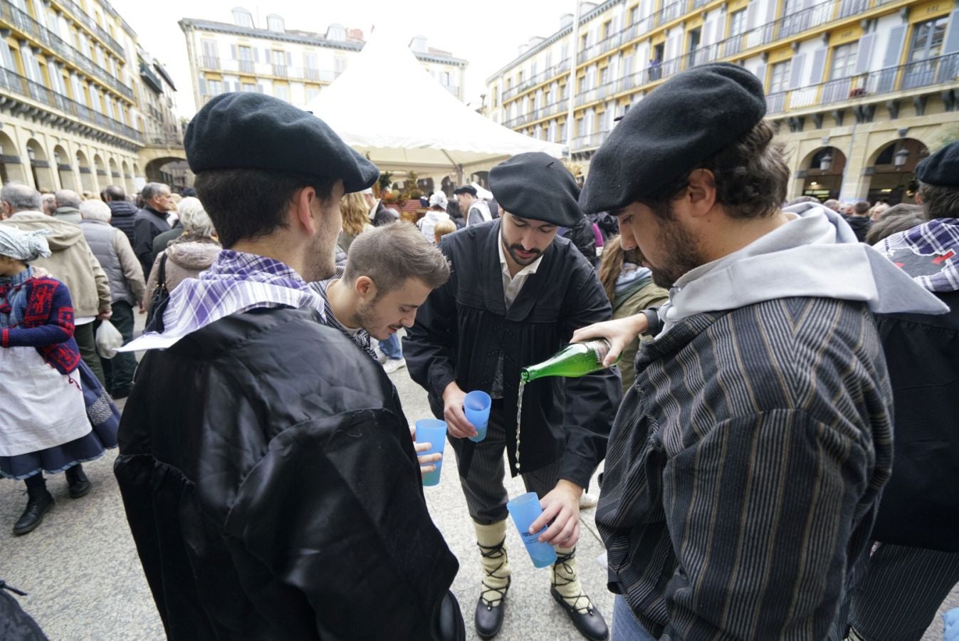 Gran ambiente en las calles de San Sebastián. Niños y mayores disfrutan de Día de Santo Tomás entre talos y txistorra.