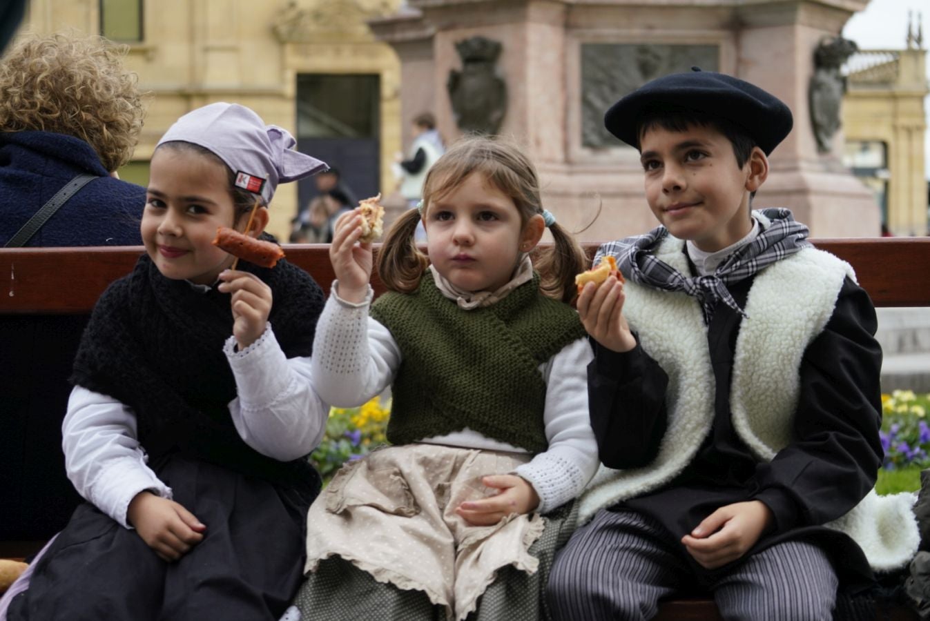 Donostia se viste de tradición y buen ambiente por Santo Tomás. Los diferentes puestos de talos y txistorra funcionan a pleno rendimiento desde primera hora, y los puestos de verduras, frutas, reposteria, pan y artesanías contribuyen a dar color a la ciudad. 
