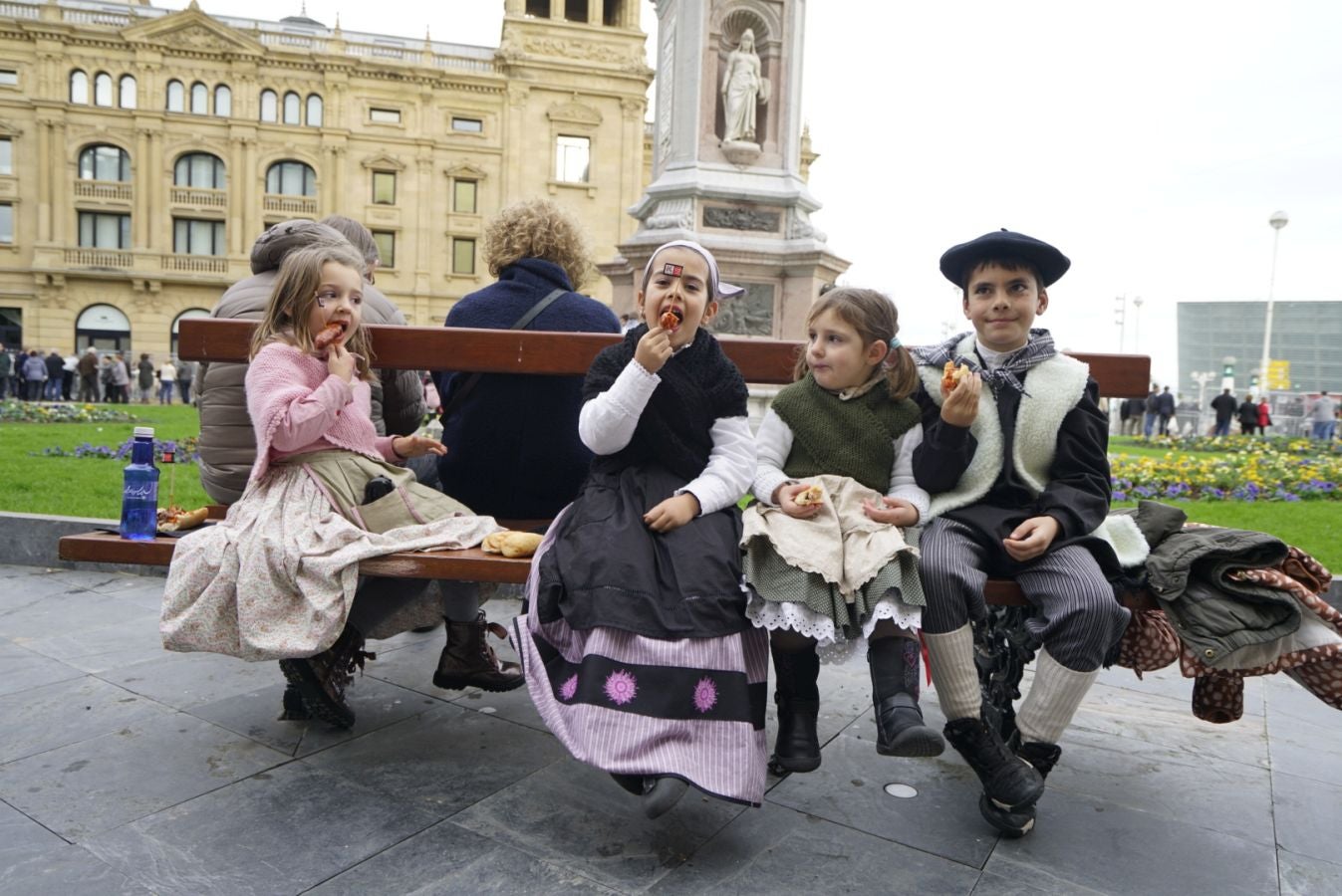 Donostia se viste de tradición y buen ambiente por Santo Tomás. Los diferentes puestos de talos y txistorra funcionan a pleno rendimiento desde primera hora, y los puestos de verduras, frutas, reposteria, pan y artesanías contribuyen a dar color a la ciudad. 