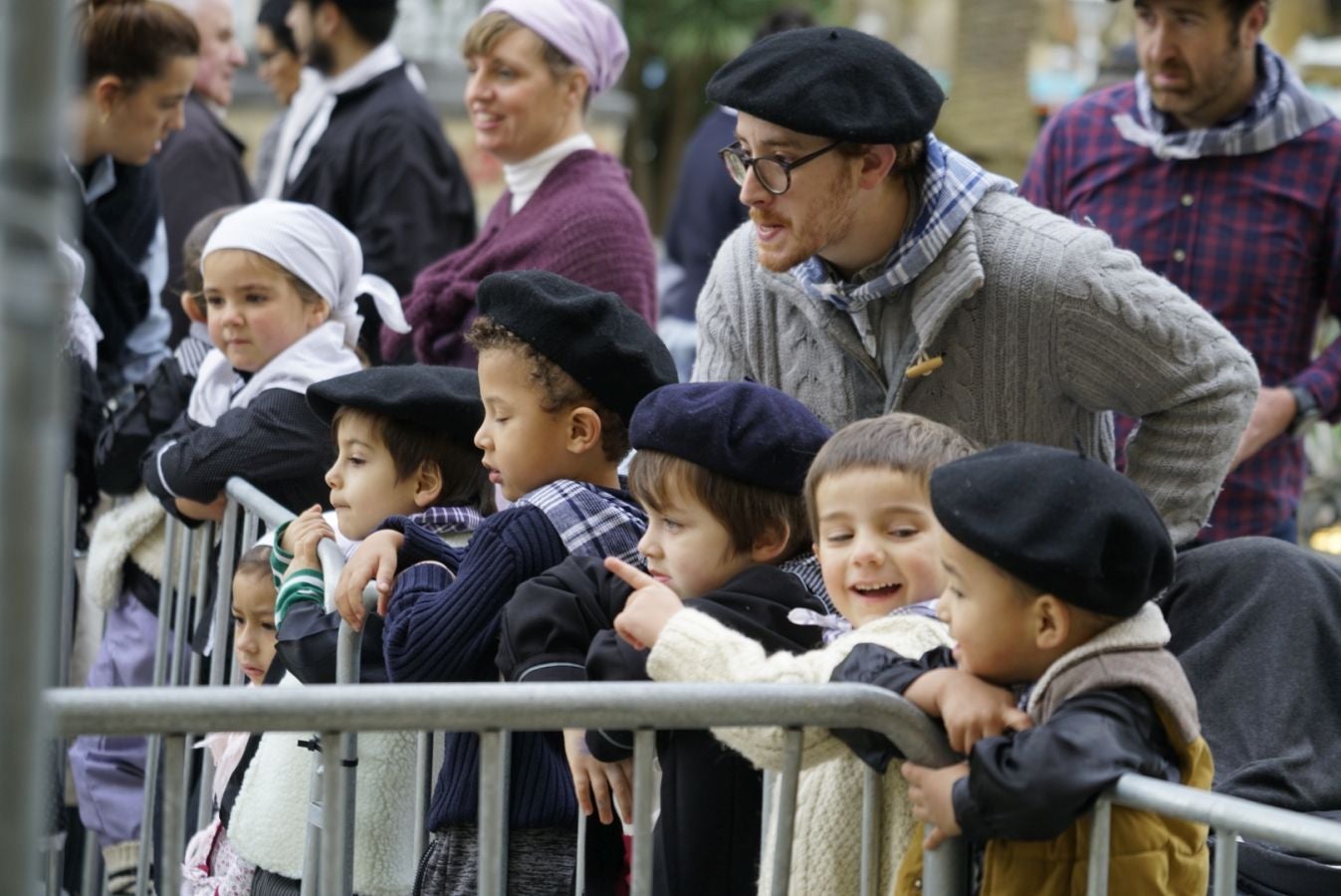 Donostia se viste de tradición y buen ambiente por Santo Tomás. Los diferentes puestos de talos y txistorra funcionan a pleno rendimiento desde primera hora, y los puestos de verduras, frutas, reposteria, pan y artesanías contribuyen a dar color a la ciudad. 