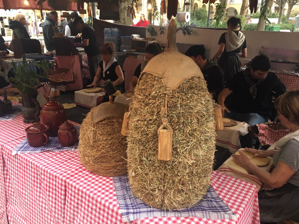 Donostia se viste de tradición y buen ambiente por Santo Tomás. Los diferentes puestos de talos y txistorra funcionan a pleno rendimiento desde primera hora, y los puestos de verduras, frutas, reposteria, pan y artesanías contribuyen a dar color a la ciudad. 