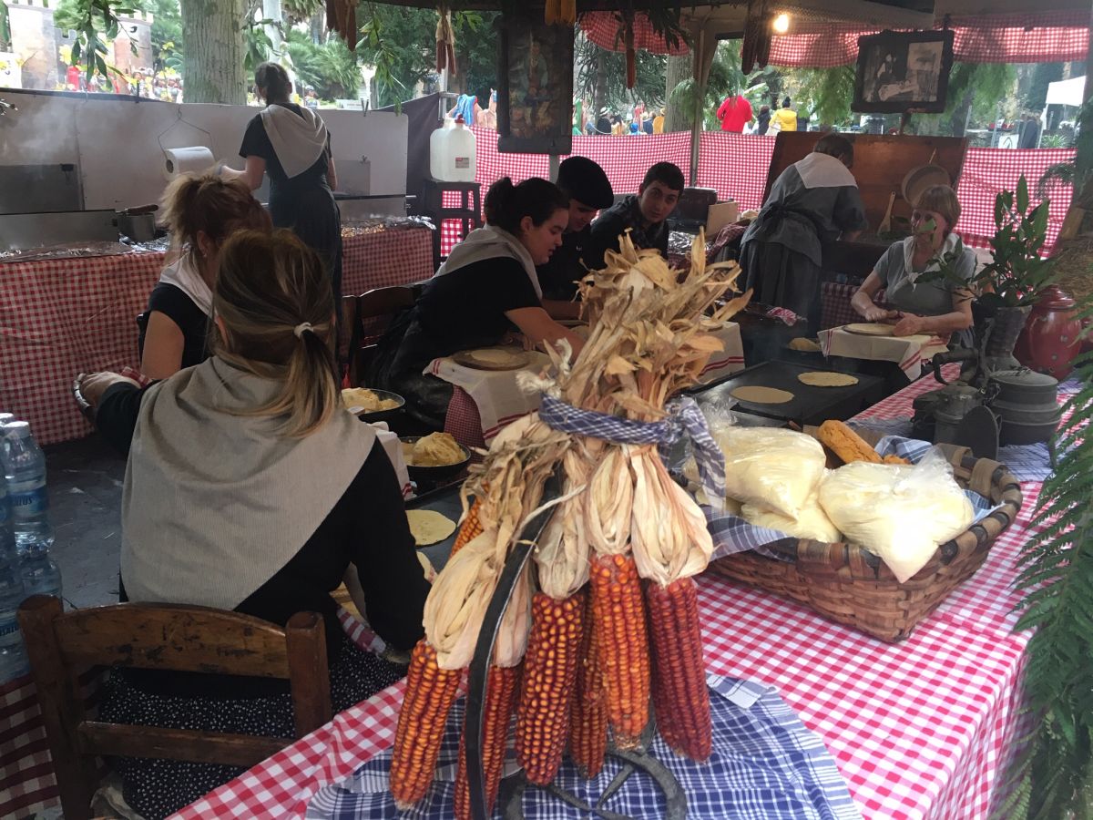 Donostia se viste de tradición y buen ambiente por Santo Tomás. Los diferentes puestos de talos y txistorra funcionan a pleno rendimiento desde primera hora, y los puestos de verduras, frutas, reposteria, pan y artesanías contribuyen a dar color a la ciudad. 