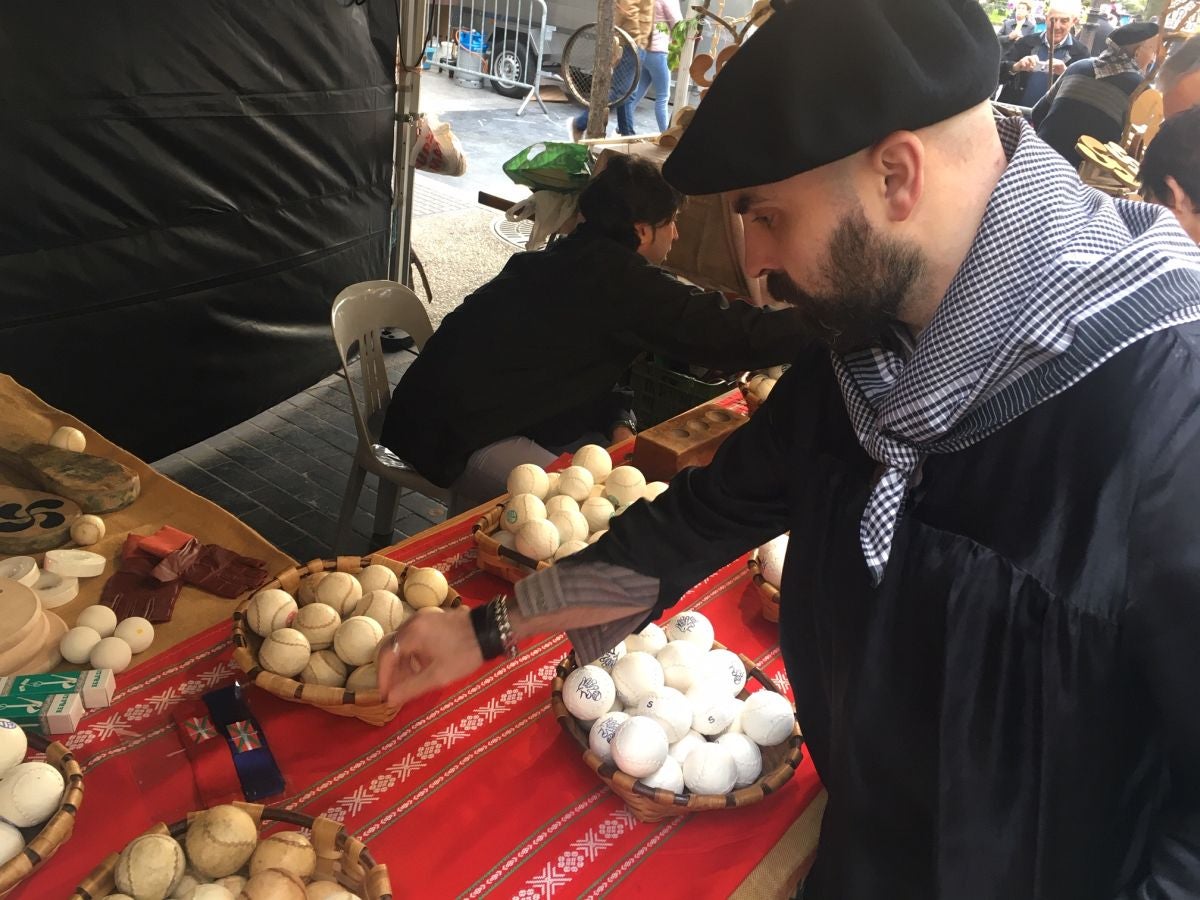 Donostia se viste de tradición y buen ambiente por Santo Tomás. Los diferentes puestos de talos y txistorra funcionan a pleno rendimiento desde primera hora, y los puestos de verduras, frutas, reposteria, pan y artesanías contribuyen a dar color a la ciudad. 