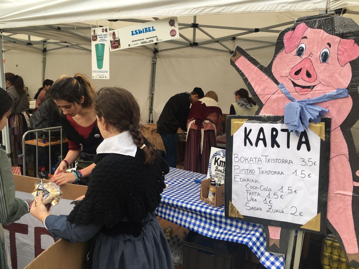 Donostia se viste de tradición y buen ambiente por Santo Tomás. Los diferentes puestos de talos y txistorra funcionan a pleno rendimiento desde primera hora, y los puestos de verduras, frutas, reposteria, pan y artesanías contribuyen a dar color a la ciudad. 