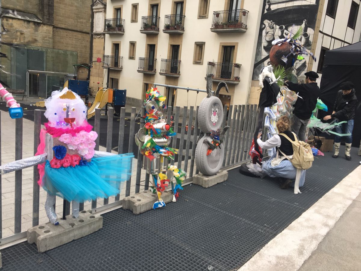Donostia se viste de tradición y buen ambiente por Santo Tomás. Los diferentes puestos de talos y txistorra funcionan a pleno rendimiento desde primera hora, y los puestos de verduras, frutas, reposteria, pan y artesanías contribuyen a dar color a la ciudad. 