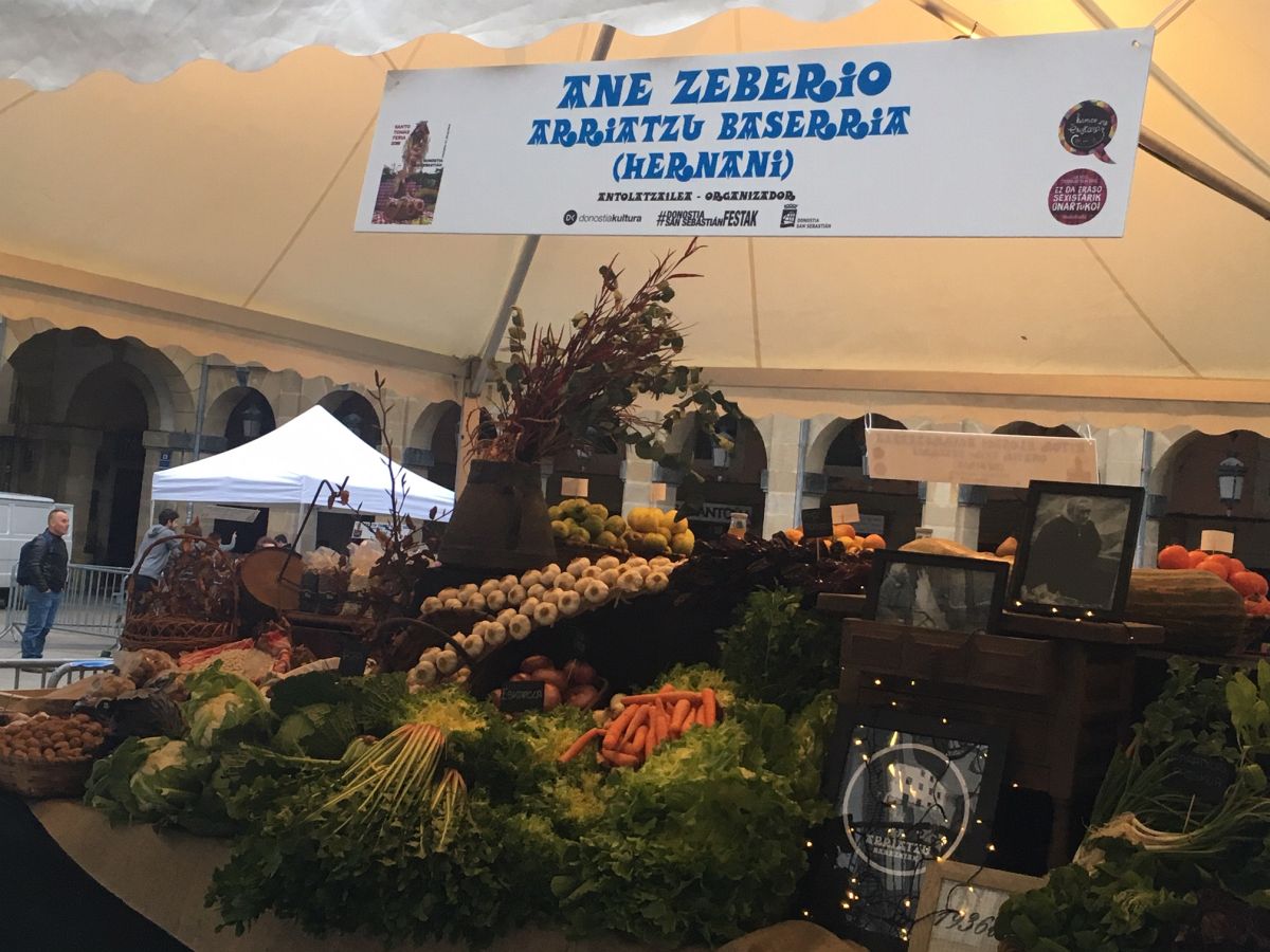 Donostia se viste de tradición y buen ambiente por Santo Tomás. Los diferentes puestos de talos y txistorra funcionan a pleno rendimiento desde primera hora, y los puestos de verduras, frutas, reposteria, pan y artesanías contribuyen a dar color a la ciudad. 