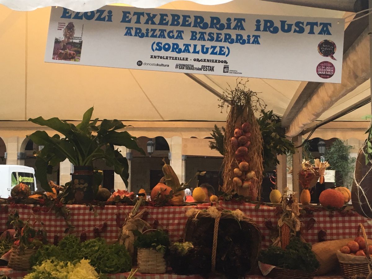 Donostia se viste de tradición y buen ambiente por Santo Tomás. Los diferentes puestos de talos y txistorra funcionan a pleno rendimiento desde primera hora, y los puestos de verduras, frutas, reposteria, pan y artesanías contribuyen a dar color a la ciudad. 