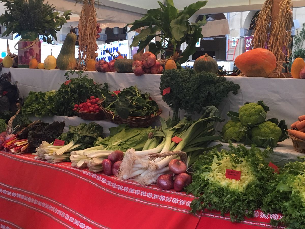 Donostia se viste de tradición y buen ambiente por Santo Tomás. Los diferentes puestos de talos y txistorra funcionan a pleno rendimiento desde primera hora, y los puestos de verduras, frutas, reposteria, pan y artesanías contribuyen a dar color a la ciudad. 