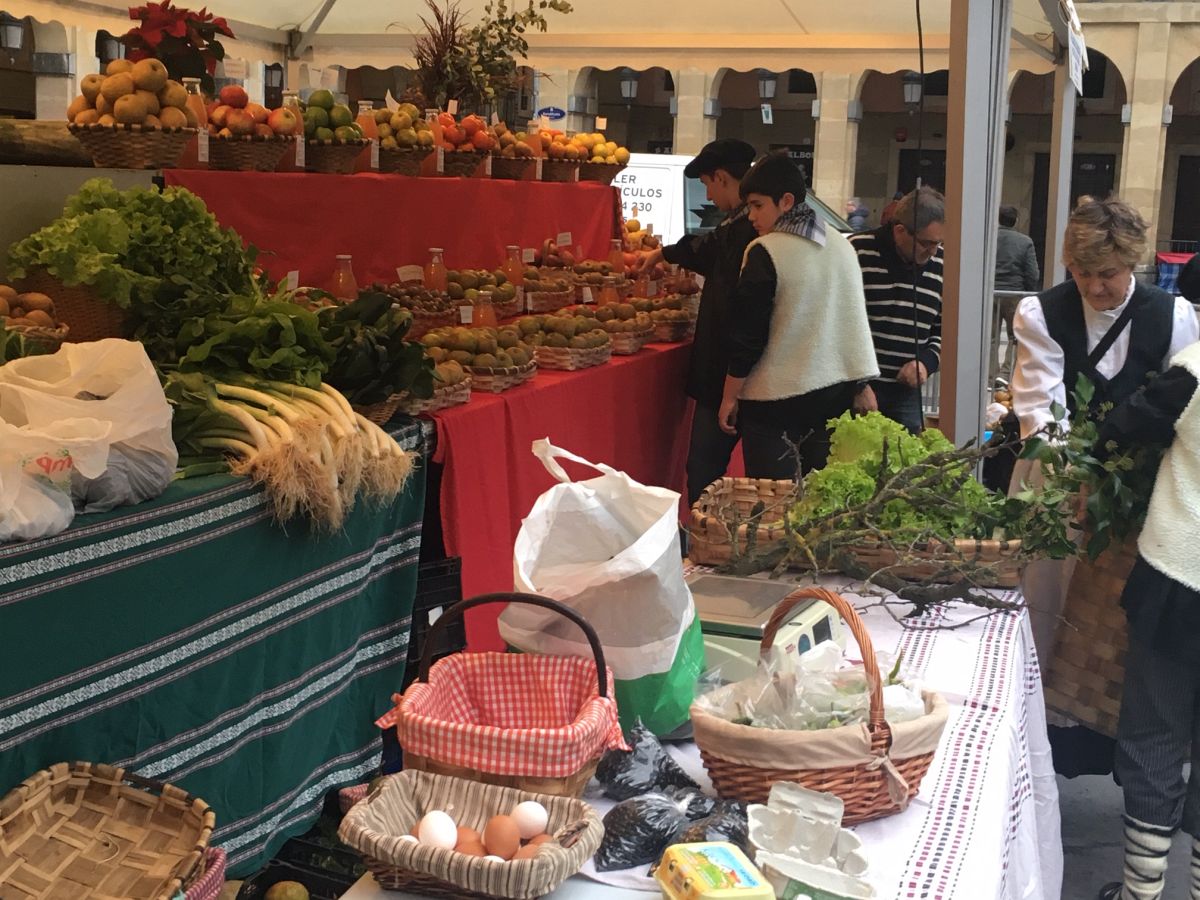 Donostia se viste de tradición y buen ambiente por Santo Tomás. Los diferentes puestos de talos y txistorra funcionan a pleno rendimiento desde primera hora, y los puestos de verduras, frutas, reposteria, pan y artesanías contribuyen a dar color a la ciudad. 