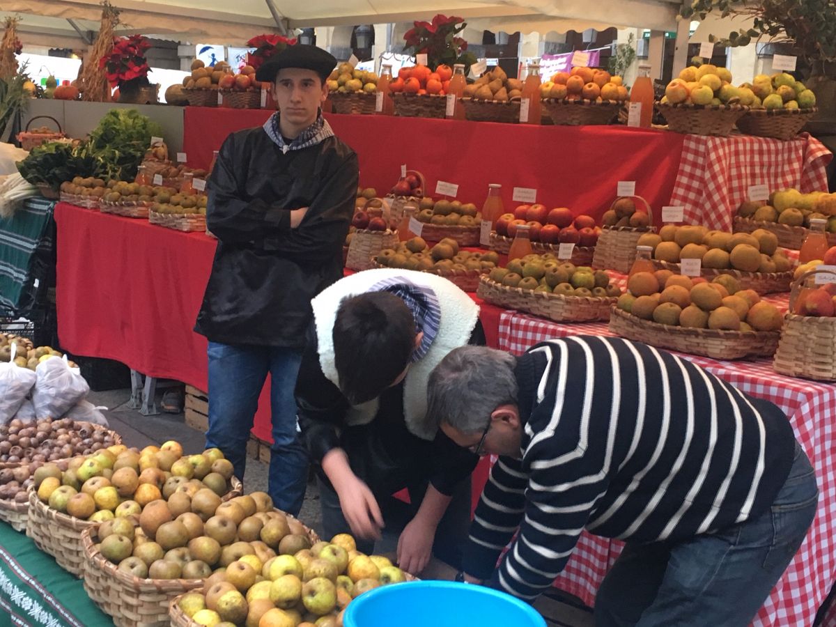Donostia se viste de tradición y buen ambiente por Santo Tomás. Los diferentes puestos de talos y txistorra funcionan a pleno rendimiento desde primera hora, y los puestos de verduras, frutas, reposteria, pan y artesanías contribuyen a dar color a la ciudad. 