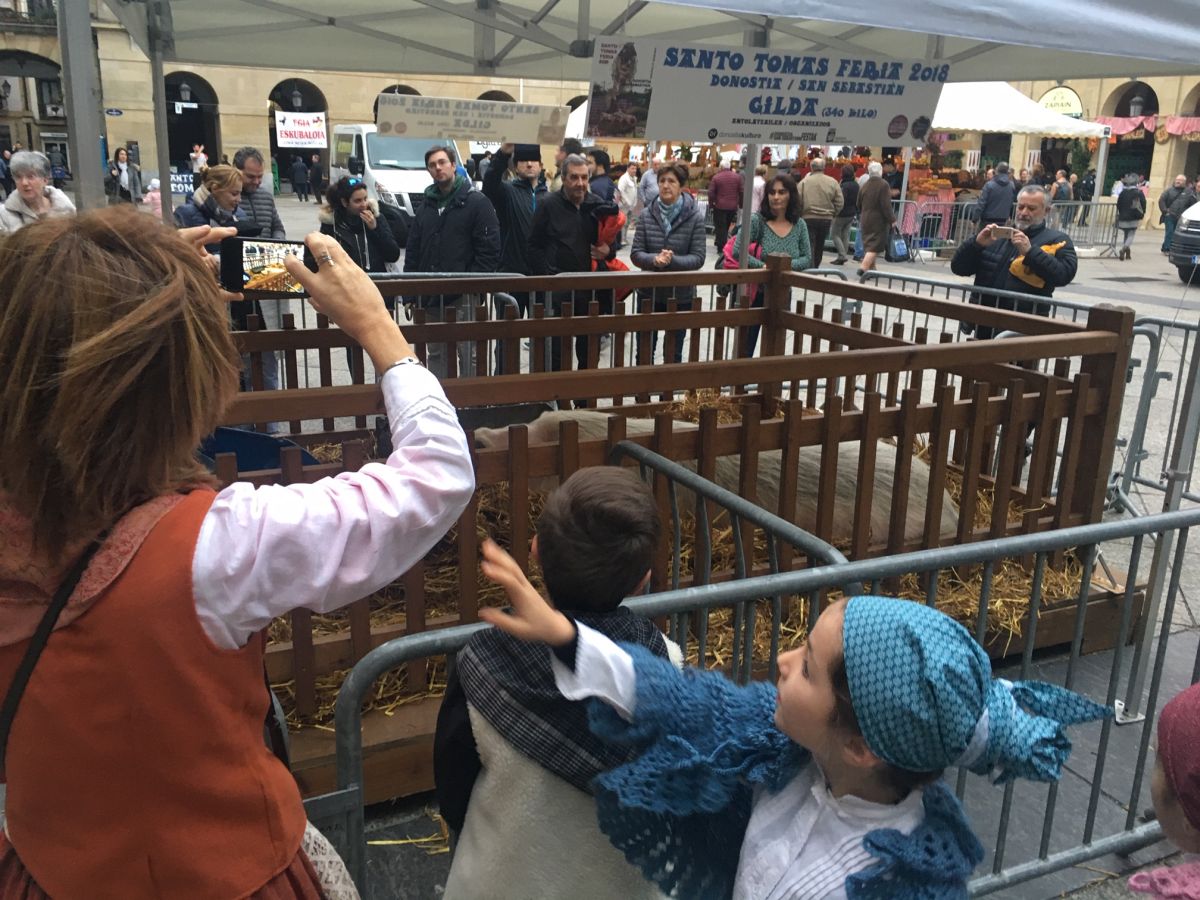 Donostia se viste de tradición y buen ambiente por Santo Tomás. Los diferentes puestos de talos y txistorra funcionan a pleno rendimiento desde primera hora, y los puestos de verduras, frutas, reposteria, pan y artesanías contribuyen a dar color a la ciudad. 