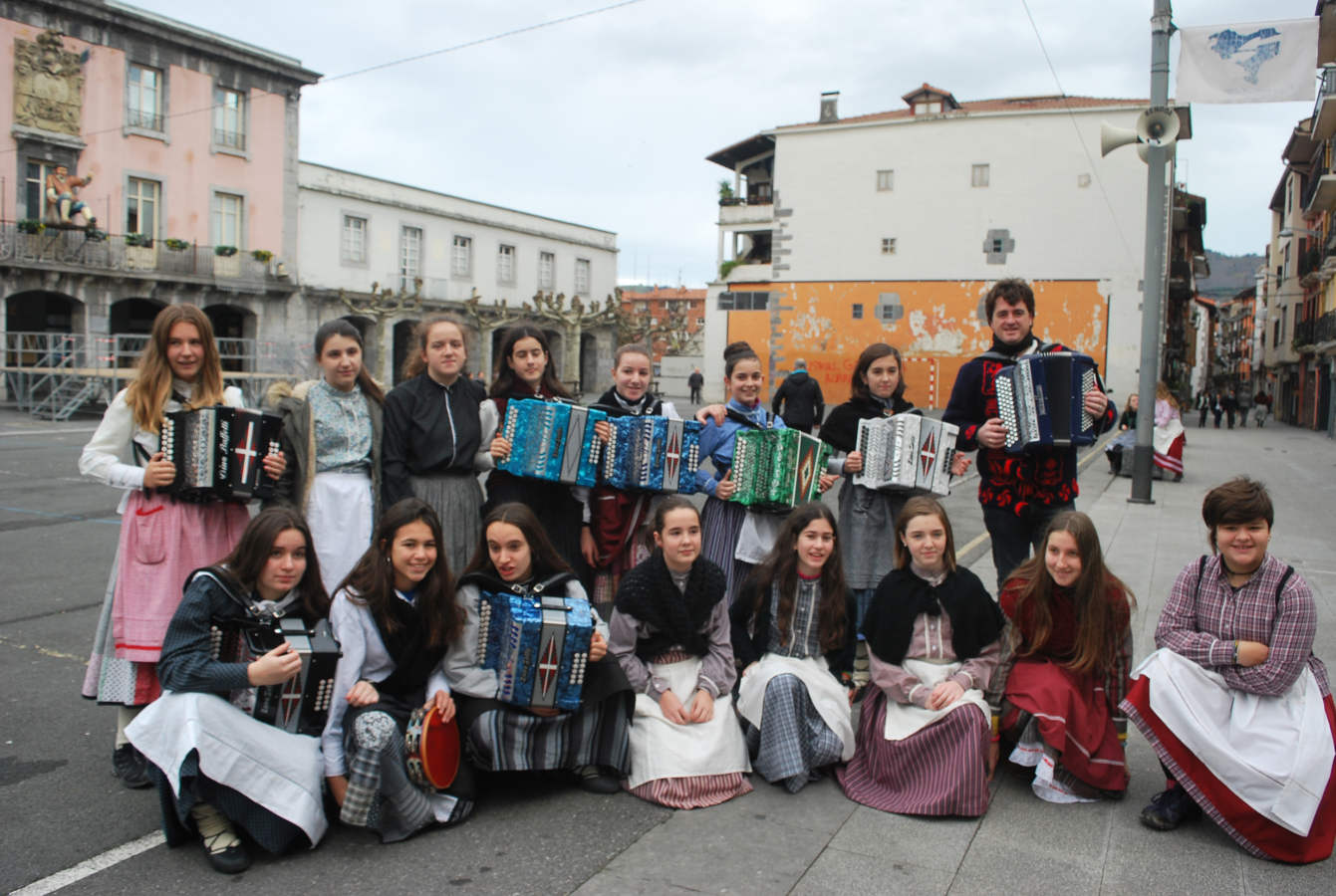 Gipuzkoa vive una animada fiesta de Santo Tomas en el que la txistorra es la protagonista indiscutible.