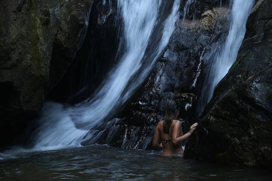 Ya ha comenzado ell verano austral. Pero las playas de Río de Janeiro ya están llenas de bañistas desde hace unas semanas. Y es que el calor aprieta. El martes los termómetros alcanzaron 40,7 grados en la zona oeste de la ciudad, en el que ha sido el día más caluroso en varios años, con una sensación térmica de 45 grados. El mar está calmado y apenas hay olas en las transparentes aguas. Las imágenes han sido tomadas en la Floresta de Tijuca, el bosque urbano más grande del mundo, y en los arenales del oeste de Río.