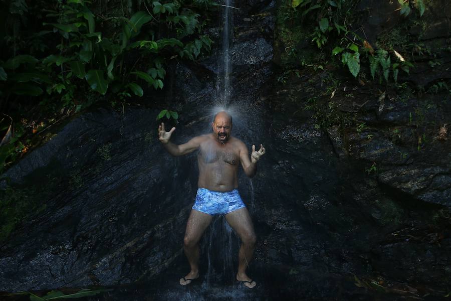 Ya ha comenzado ell verano austral. Pero las playas de Río de Janeiro ya están llenas de bañistas desde hace unas semanas. Y es que el calor aprieta. El martes los termómetros alcanzaron 40,7 grados en la zona oeste de la ciudad, en el que ha sido el día más caluroso en varios años, con una sensación térmica de 45 grados. El mar está calmado y apenas hay olas en las transparentes aguas. Las imágenes han sido tomadas en la Floresta de Tijuca, el bosque urbano más grande del mundo, y en los arenales del oeste de Río.