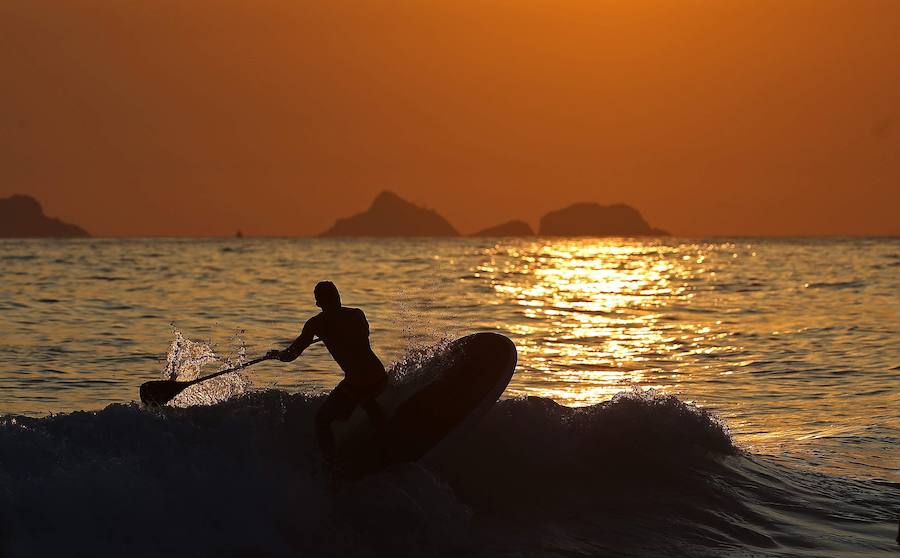 Ya ha comenzado ell verano austral. Pero las playas de Río de Janeiro ya están llenas de bañistas desde hace unas semanas. Y es que el calor aprieta. El martes los termómetros alcanzaron 40,7 grados en la zona oeste de la ciudad, en el que ha sido el día más caluroso en varios años, con una sensación térmica de 45 grados. El mar está calmado y apenas hay olas en las transparentes aguas. Las imágenes han sido tomadas en la Floresta de Tijuca, el bosque urbano más grande del mundo, y en los arenales del oeste de Río.