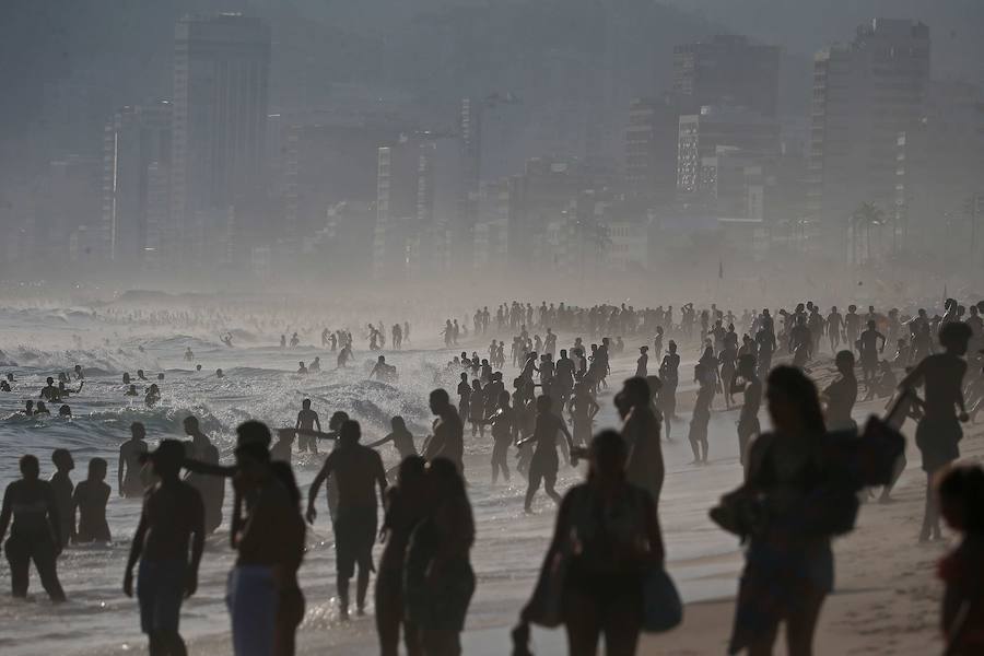 Ya ha comenzado ell verano austral. Pero las playas de Río de Janeiro ya están llenas de bañistas desde hace unas semanas. Y es que el calor aprieta. El martes los termómetros alcanzaron 40,7 grados en la zona oeste de la ciudad, en el que ha sido el día más caluroso en varios años, con una sensación térmica de 45 grados. El mar está calmado y apenas hay olas en las transparentes aguas. Las imágenes han sido tomadas en la Floresta de Tijuca, el bosque urbano más grande del mundo, y en los arenales del oeste de Río.