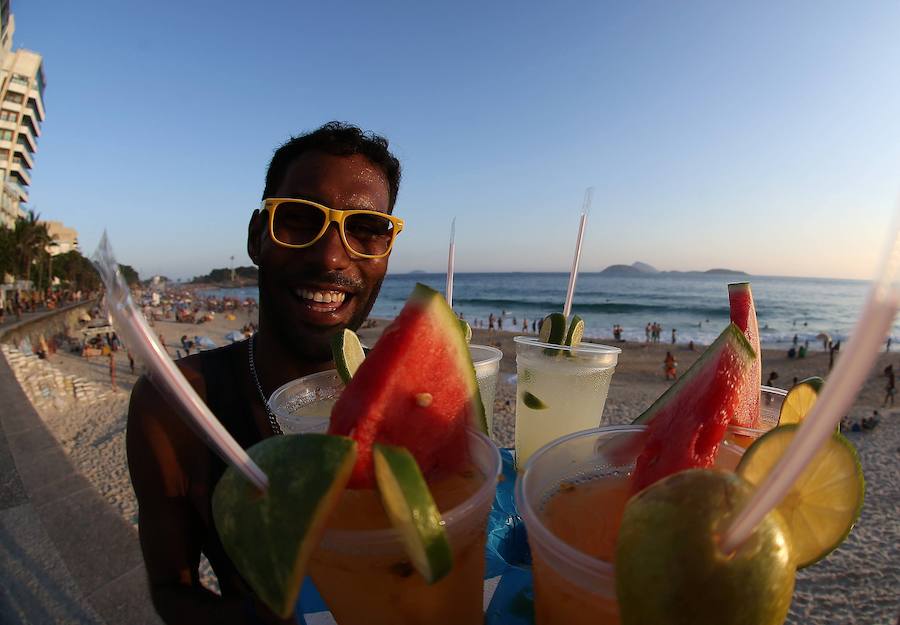 Ya ha comenzado ell verano austral. Pero las playas de Río de Janeiro ya están llenas de bañistas desde hace unas semanas. Y es que el calor aprieta. El martes los termómetros alcanzaron 40,7 grados en la zona oeste de la ciudad, en el que ha sido el día más caluroso en varios años, con una sensación térmica de 45 grados. El mar está calmado y apenas hay olas en las transparentes aguas. Las imágenes han sido tomadas en la Floresta de Tijuca, el bosque urbano más grande del mundo, y en los arenales del oeste de Río.