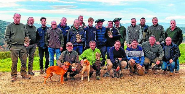 Los participantes en el Intersocial de Donostialdea, con sus trofeos y sus perros.